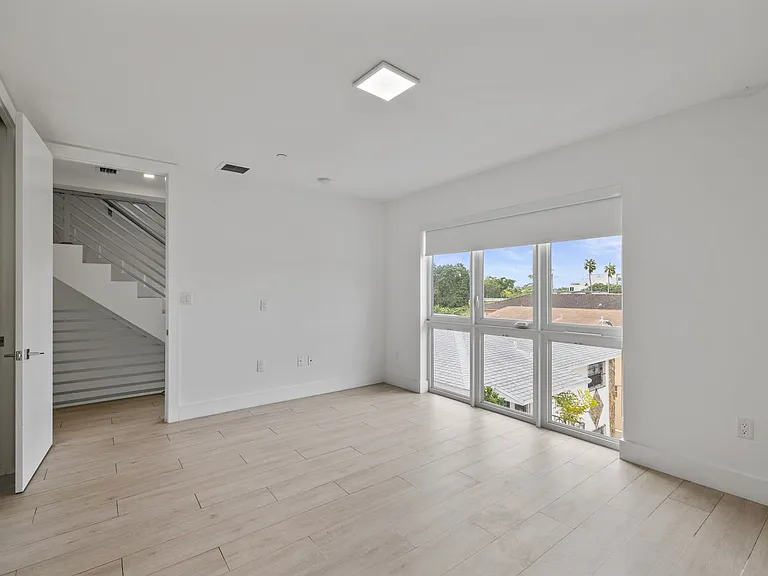 434 SW 10th St — Photo 14