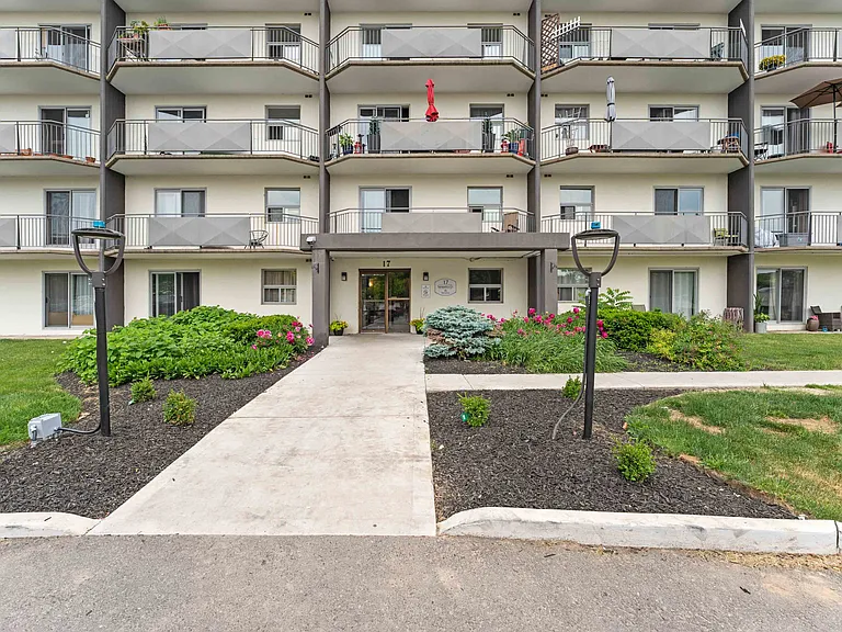 15 Sympatica Cres — Photo 5