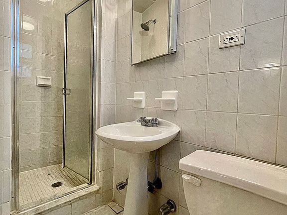 5th image of 558 11th St APT 2D