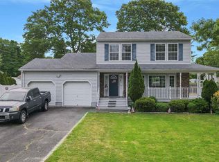 3 Amarr Dr, Shirley, NY 11967