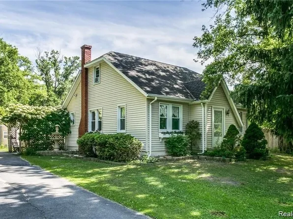 5275 Gratiot Ave, Saint Clair, MI 48079