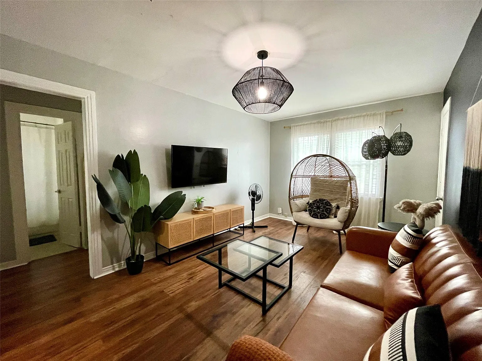 2 bed, 1.0 bath, 650 sqft, $940 — Photo 2