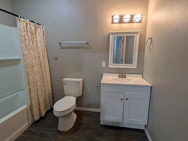 820 S Moffet Ave — Photo 7