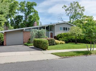 7 Windsor Rd, Great Neck, NY 11021