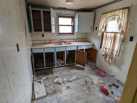 4th image of 2145 Newton St