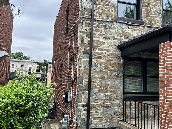 2nd image of 928 Perry Pl NE