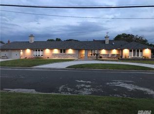 91 E Riviera Dr, Lindenhurst, NY 11757