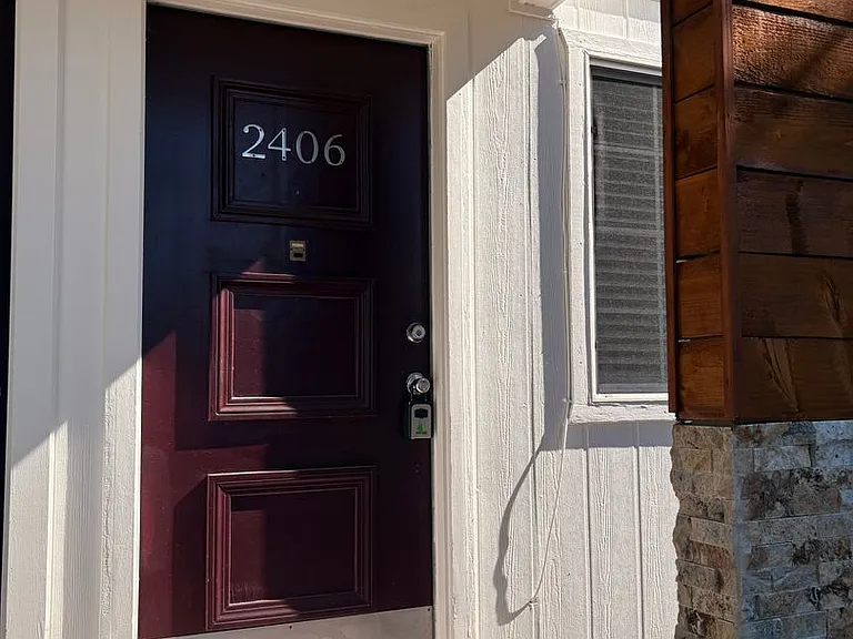 C2402 - Maple Court Apartments — Photo 17