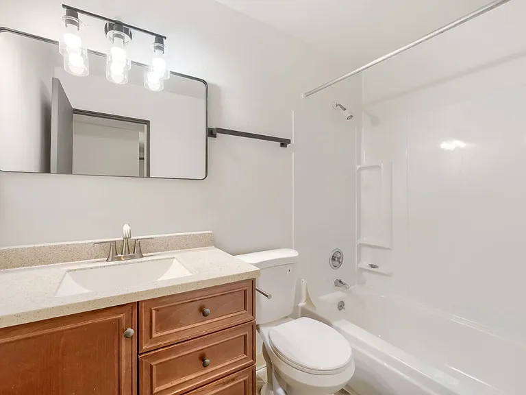 Catalina Apartments — Photo 15