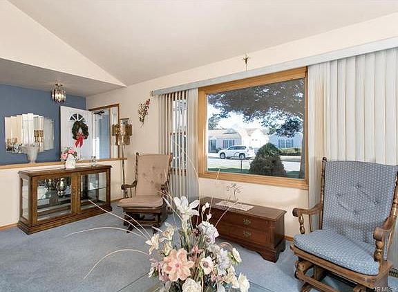 5th image of 100 Greenwood Ln