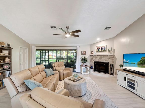 3rd image of 131 Prestwick Cir