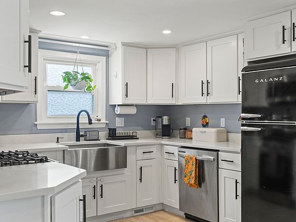 4th image of 9 Mayflower Ave