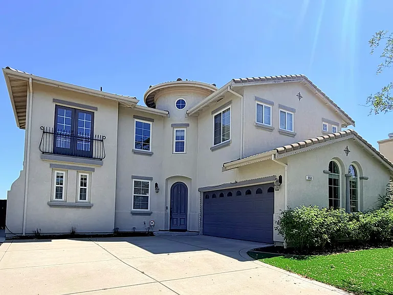 850 Monterey Ct — Photo 1
