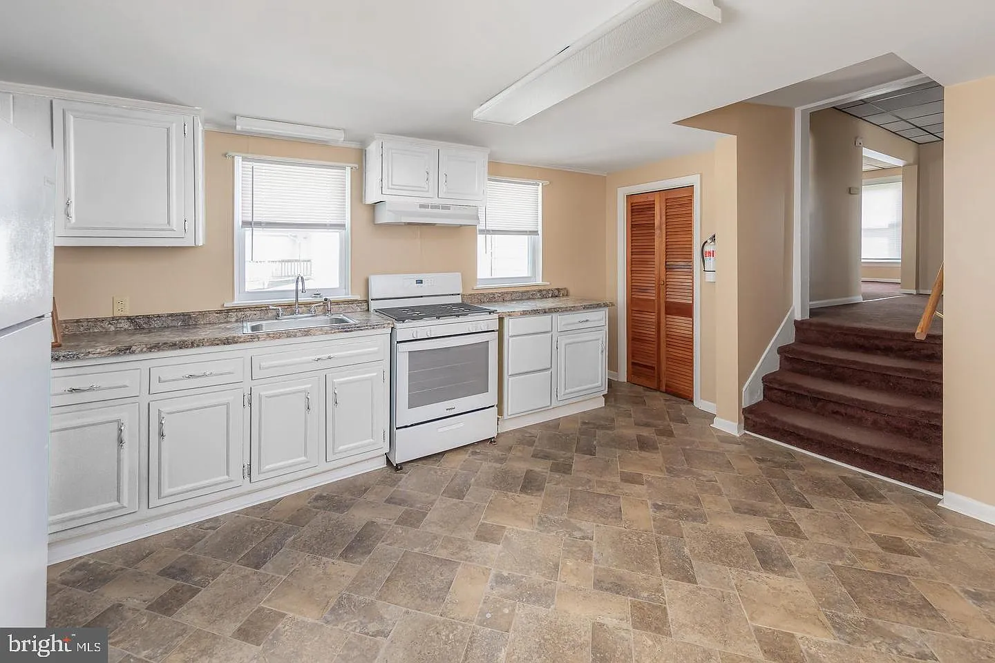 2 bed, 1.0 bath, 1200 sqft, $1,900 — Photo 4