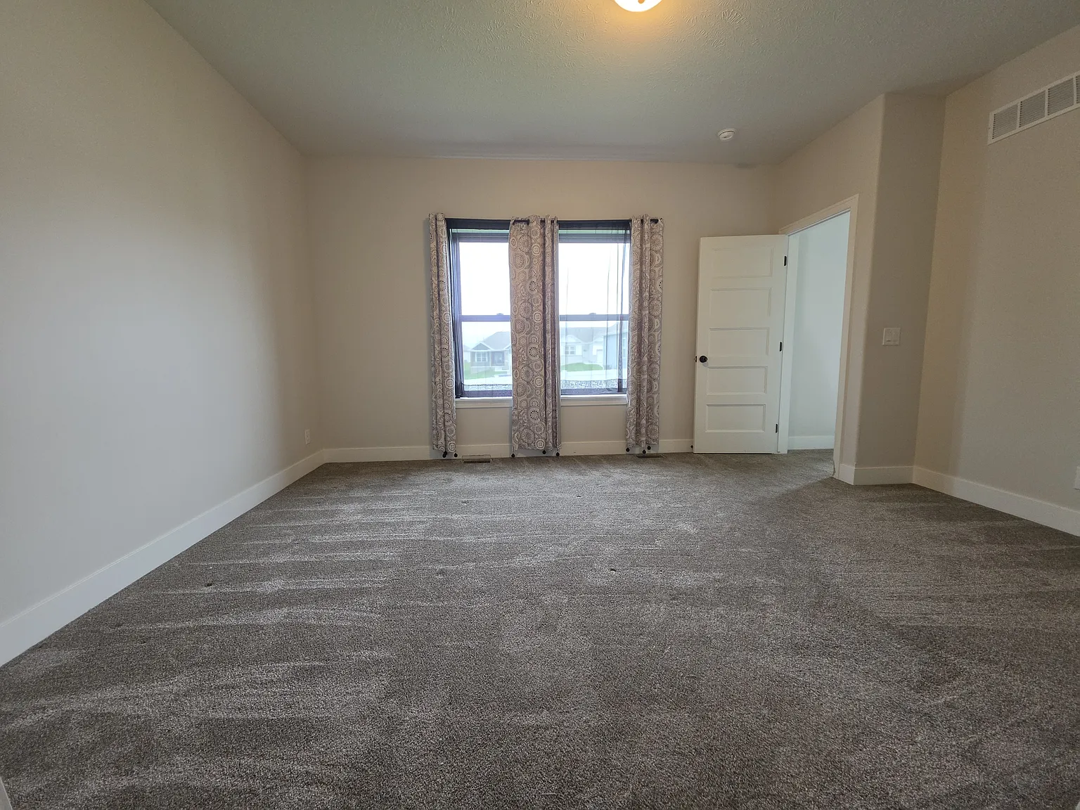 4 bed, 3121 sqft, $3,000 — Photo 3