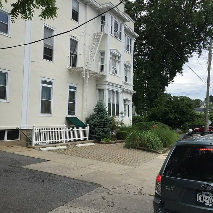 2nd image of 422 N Main St APT 6