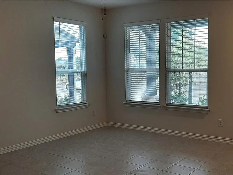 325 Kennewick Dr — Photo 3