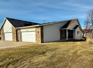 1015 Prairie View Dr SW, Hutchinson, MN 55350