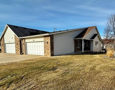 1015 Prairie View Dr SW, Hutchinson, MN, 55350