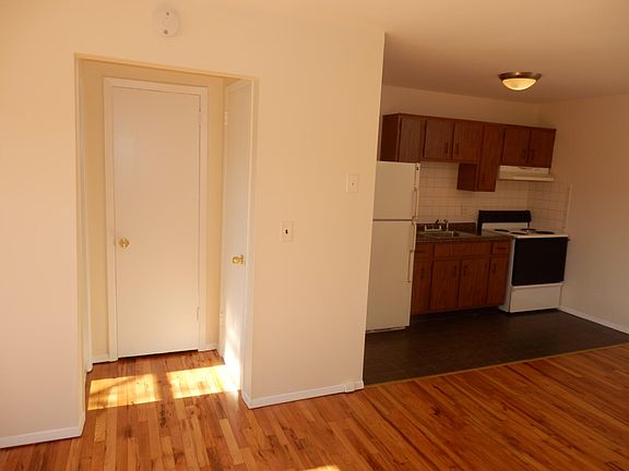 5th image of 35 Oak St APT C5