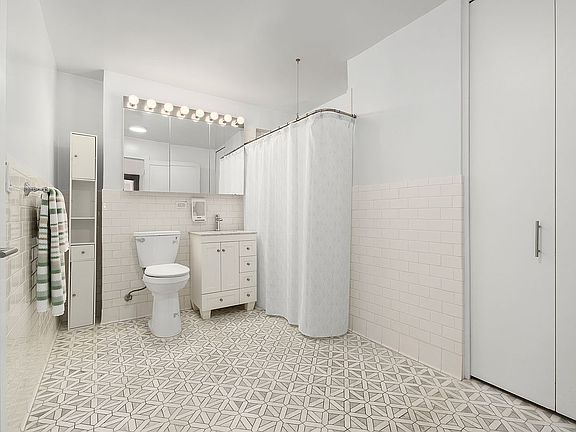 5th image of 7 E 14th St APT 409