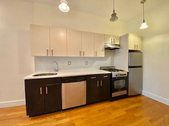 3rd image of 12 Underhill Ave APT 2L