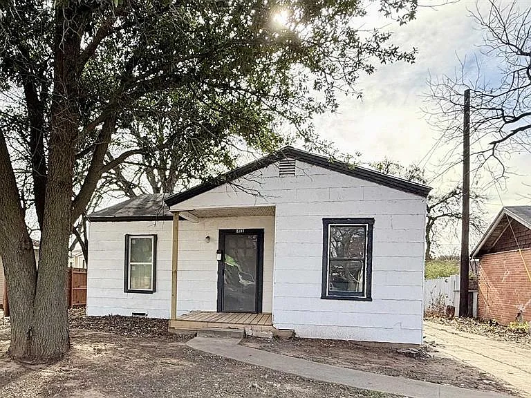 2215 Roberts Ave — Photo 1