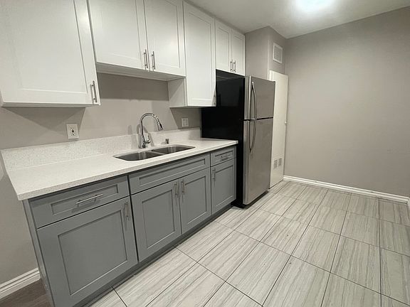3rd image of 5114 Oakland St #204