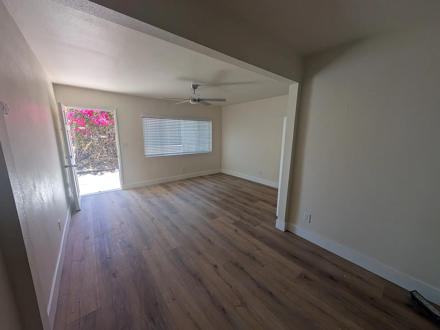 3 bed, 740 sqft, $2,559 — Photo 2