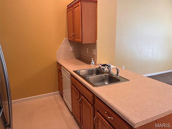 3rd image of 122 Green Gables Dr