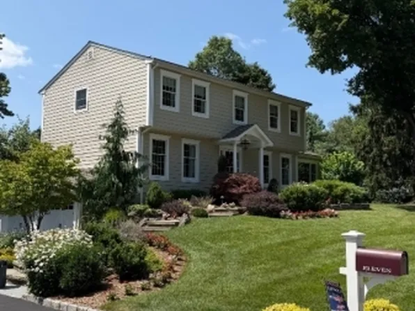 11 Briarwood Ct, Woodcliff Lake Boro, NJ 07677