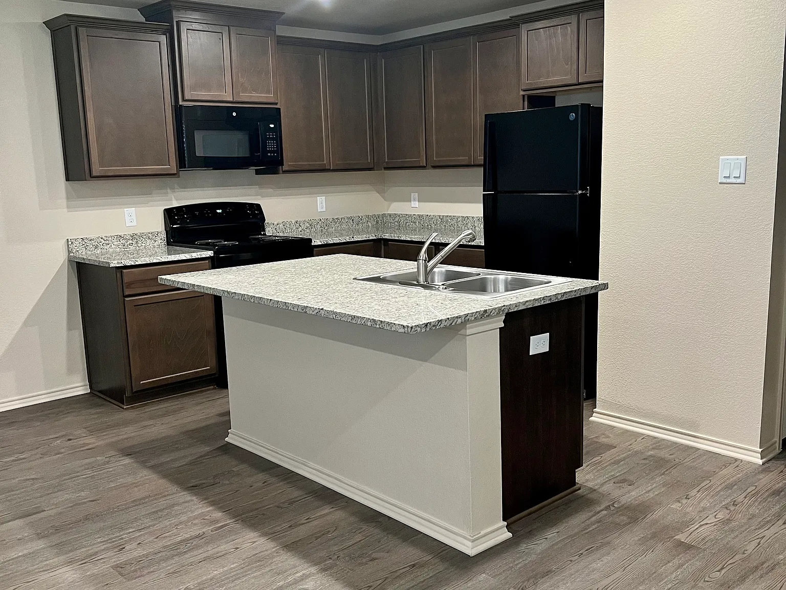 3 bed, 2.5 bath, 1375 sqft, $1,550 — Photo 3