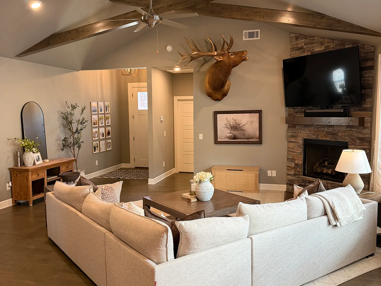 4 bed, 2347 sqft, $2,650 — Photo 2