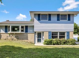 6087 Oakwood Ln W, Greendale, WI 53129