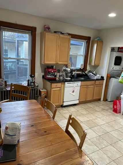 5 bed, 9999 sqft, $5,650 — Photo 2