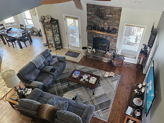 3rd image of 555 Missouri Dr