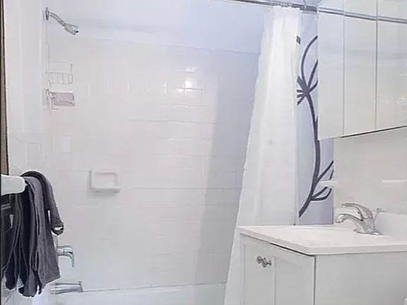 4th image of 225 E 82nd St APT 6D