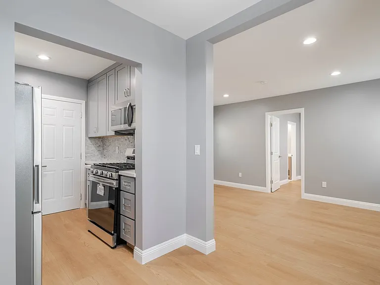 1051 Western Ave #A — Photo 6