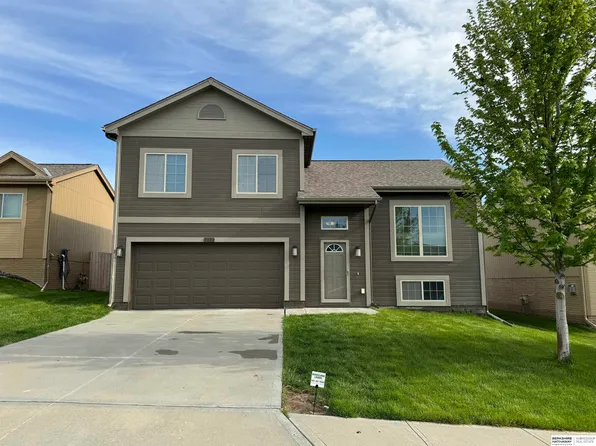 9020 Hanover St, Omaha, NE 68122