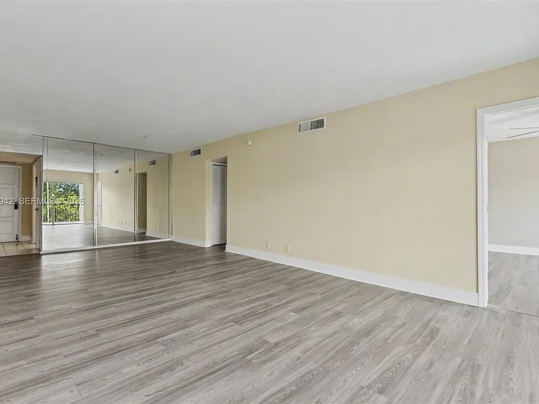 3250 N Palm Aire Dr #406 — Photo 30