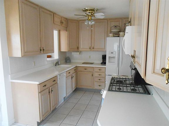 5th image of 2739 Grove St