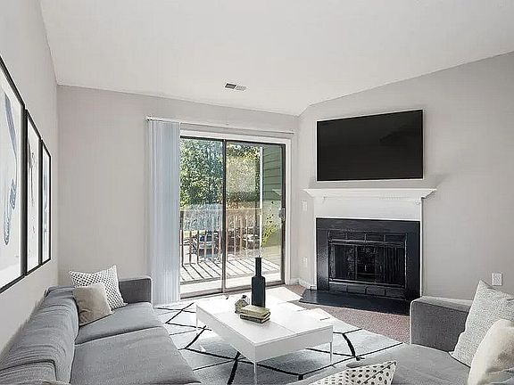 03_3520drawbridgepkwy_165_livingroom_lowres