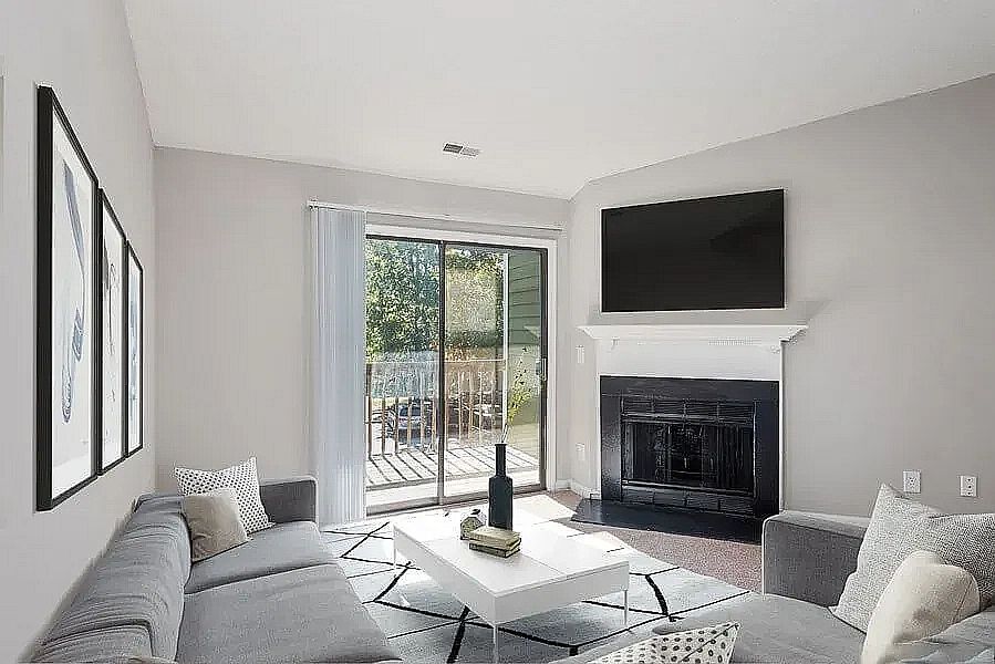03_3520drawbridgepkwy_165_livingroom_lowres