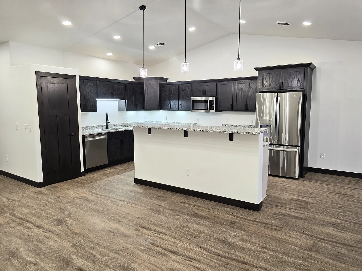 3 bed, 2.5 bath, 2000 sqft, $2,650 — Photo 1