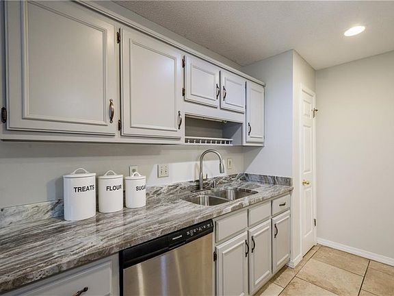 Arent the colors and finishes in this kitchen fantastic? Plus it has a great layout for cooking.