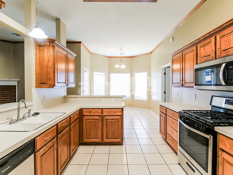 700 SW 156th Pl — Photo 4