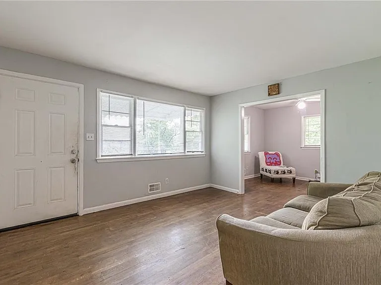 350 Brooks Ave SW — Photo 3
