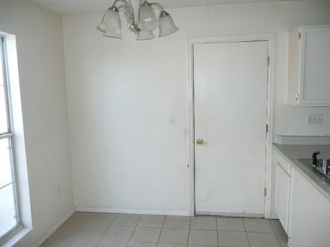 KITCHEN EATING SPACE