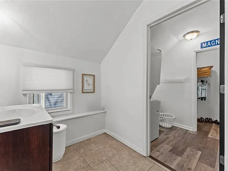 Adjoining laundry and walk-in closet