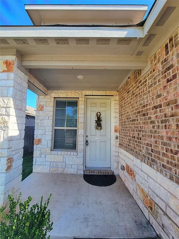 4 bed, 2.5 bath, 2220 sqft, $2,250 — Photo 3